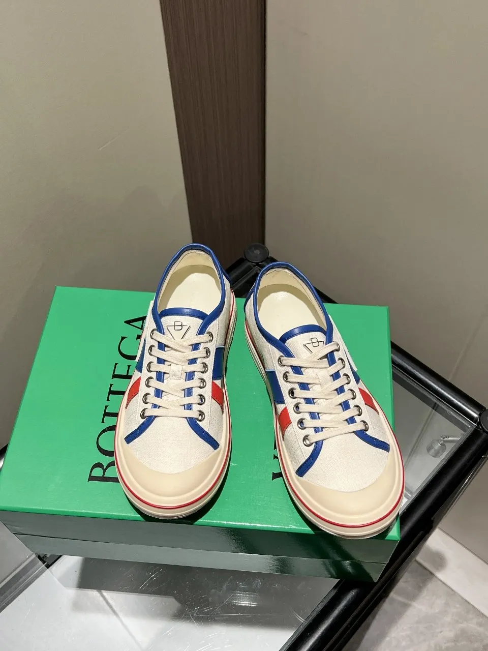 p518🐮🐮Bottega Veneta BV's latest Eliot series, retro basketball shoes, casual sports canvas shoes, become gods when they are launched! [Celebration] [Celebration] A 1:1 copy of the original version, [Fireworks] original material, [Fireworks] original color system, inspired by retro basketball sneakers, the color combination highlights youthful vitality, and perfectly interprets the theme of youth and childlike innocence. The details are also very particular. The summer canvas brings excellent durability and comfort. Designs such as calfskin trim, rubber toe caps and hand-painted retro red lines are full of retro feel. The round toe and convex sole add a modern feel and are suitable for various styles. Easily create a fashionable atmosphere. The upper foot is the focus...can be worn as a couple's shoes...each shoe has more taste and attitude! Fabric: Original customized high-density canvas + cowhide Lining: Original customized breathable canvas Insole: movable latex cowhide insole. Sole: original molded non-slip and wear-resistant TPU material. Sole thickness: 3cm. Size: women's size 35#-40#, men's size 39#-45#.